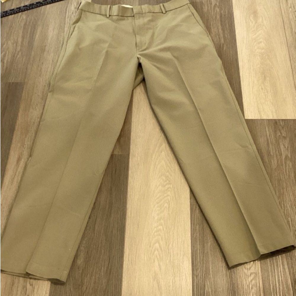 Dockers Pants Men's Size 34/32 Color Tan Stain Defender